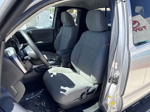 Used 2020 Toyota Tacoma SR5 w/ SR5 Appearance Package (SM) AWD/4WD image 11