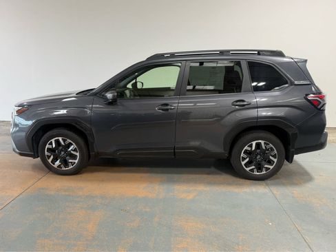 Used 2025 Subaru Forester Premium AWD/4WD image 2