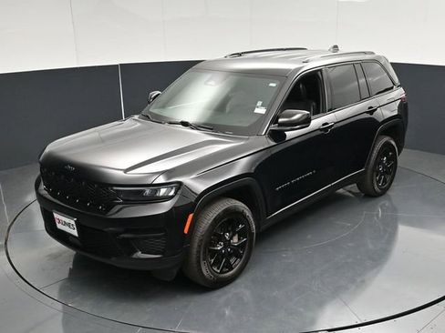 Used 2025 Jeep Grand Cherokee Altitude AWD/4WD image 46
