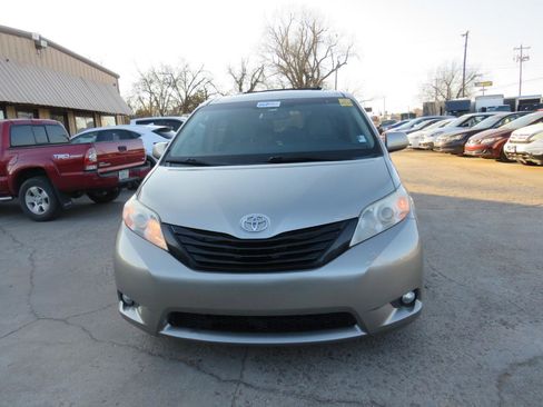 Used 2015 Toyota Sienna XLE w/ XLE Navigation Package FWD image 2