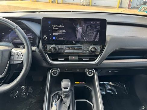 Used 2024 Toyota Grand Highlander AWD image 2