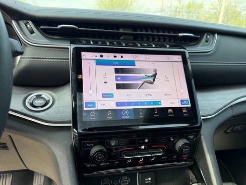 Used 2023 Jeep Grand Cherokee L Limited w/ Black Appearance Package image 19