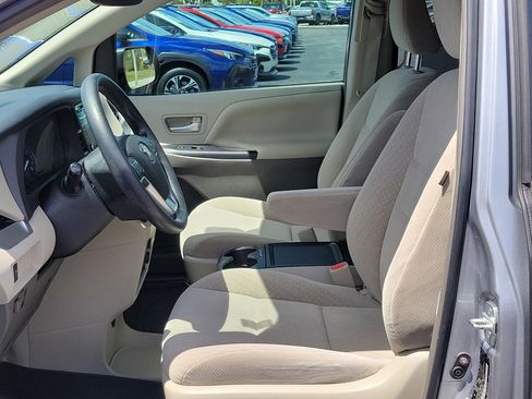 Used 2018 Toyota Sienna LE FWD image 21
