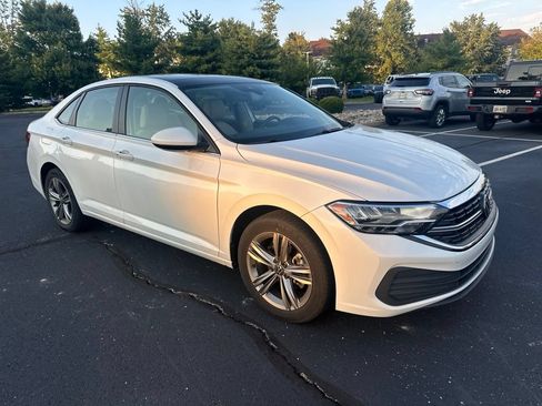 Used 2024 Volkswagen Jetta SE w/ Panoramic Sunroof Package FWD image 3