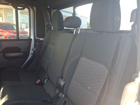 Used 2021 Jeep Gladiator Mojave AWD/4WD image 13