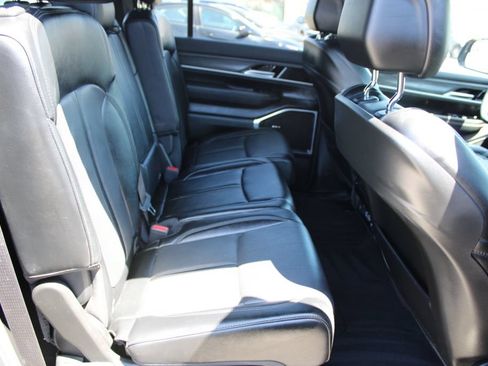 Used 2024 Jeep Wagoneer Series II w/ Flexible Seating Group AWD/4WD image 12