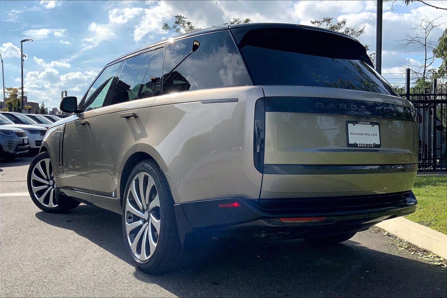 Certified 2025 Land Rover Range Rover SE AWD/4WD image 3