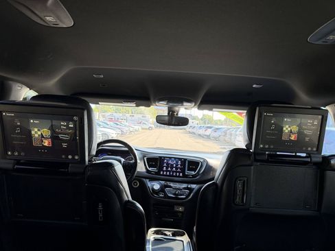 Used 2018 Chrysler Pacifica Touring-L Plus FWD image 19