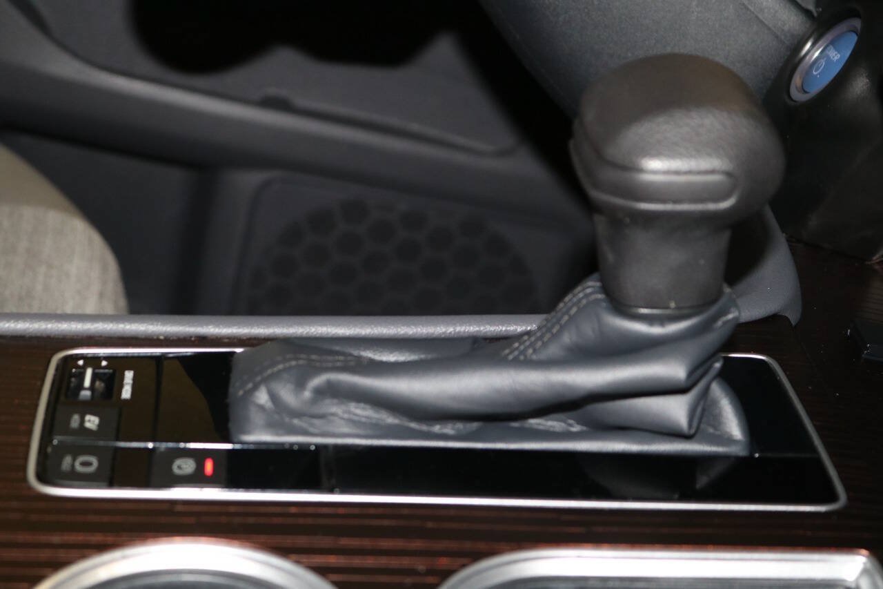 Used 2023 Toyota Sienna LE AWD/4WD image 38