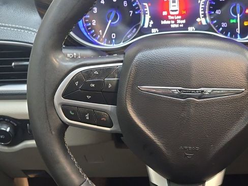 Used 2023 Chrysler Pacifica Limited image 17