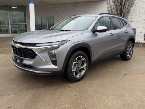 Used 2025 Chevrolet Trax LT w/ LT Convenience Package image 7