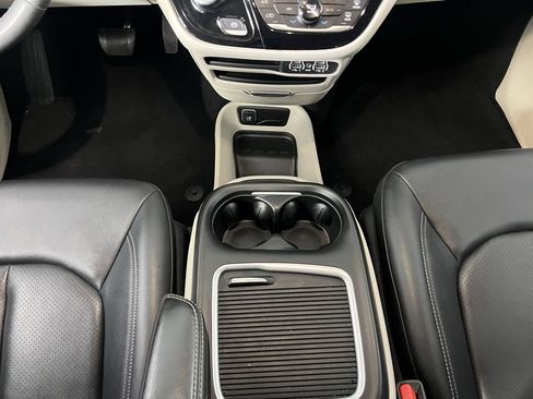 Used 2024 Chrysler Pacifica Touring-L image 17