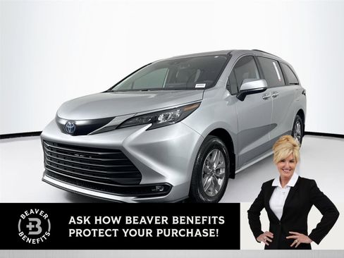 Certified 2025 Toyota Sienna XLE image 1