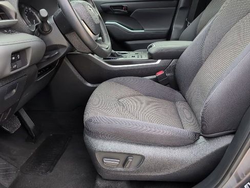 Used 2024 Toyota Highlander LE image 13