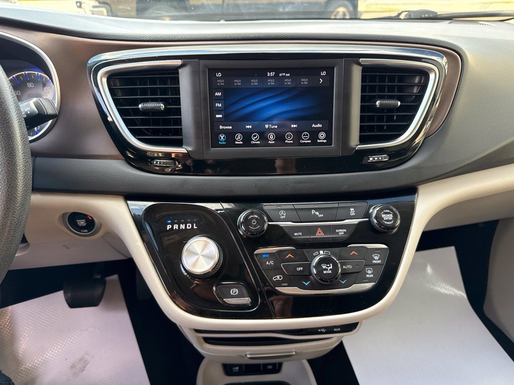 Used 2018 Chrysler Pacifica Touring Plus w/ Tire & Wheel Group FWD image 7