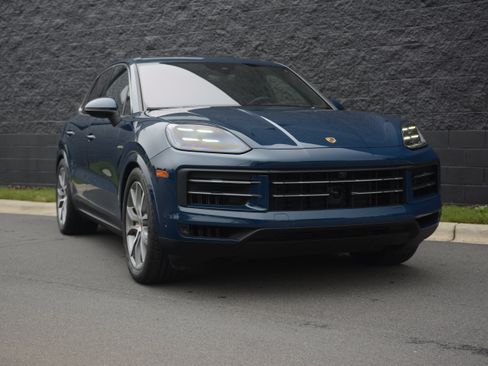 Certified 2025 Porsche Cayenne S AWD/4WD image 9