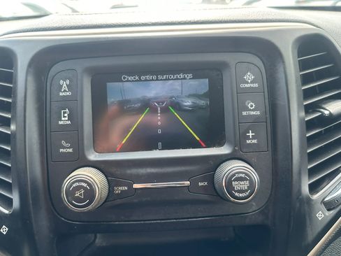 Used 2016 Jeep Cherokee Sport FWD image 22