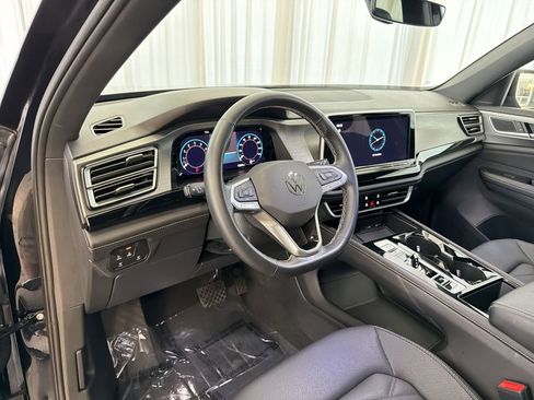 Used 2025 Volkswagen Atlas Cross Sport SE image 4