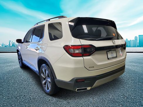 Certified 2024 Honda Pilot Touring image 4