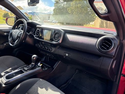 Used 2016 Toyota Tacoma TRD Off-Road AWD/4WD image 29