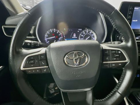 Used 2022 Toyota Highlander XLE FWD image 18