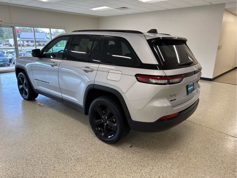 Used 2024 Jeep Grand Cherokee Altitude AWD/4WD image 9