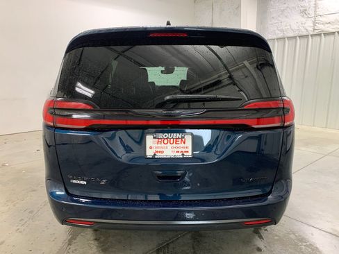 Used 2025 Chrysler Pacifica Limited FWD image 7