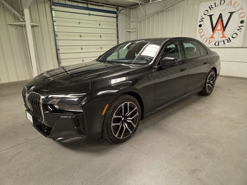Used 2024 BMW 740i xDrive AWD/4WD image 2