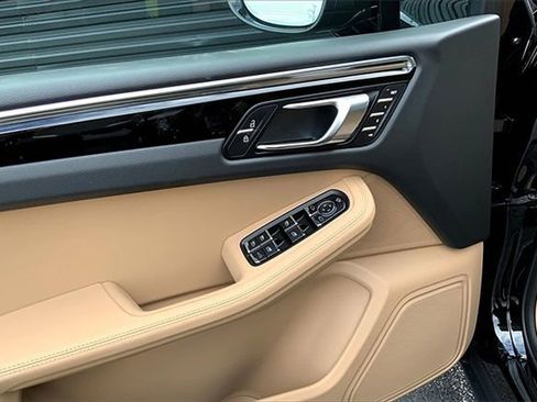 Certified 2026 Porsche Macan image 28