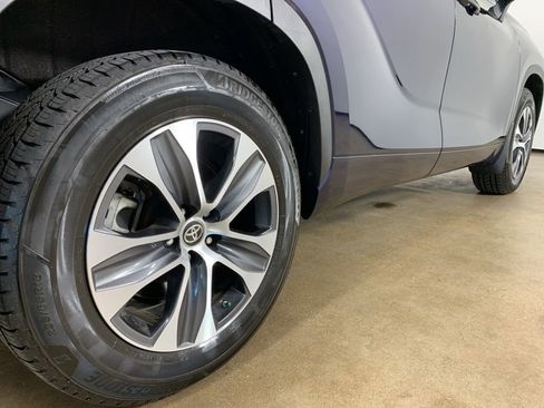Used 2023 Toyota Highlander XLE AWD/4WD image 9