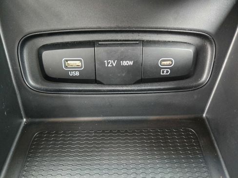 Certified 2023 Hyundai Venue SE image 18