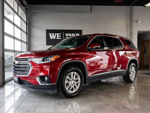Used 2020 Chevrolet Traverse LT FWD image 2