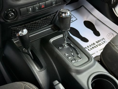 Used 2018 Jeep Wrangler Unlimited Sahara AWD/4WD image 17