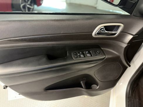 Used 2018 Jeep Grand Cherokee Altitude AWD/4WD image 25