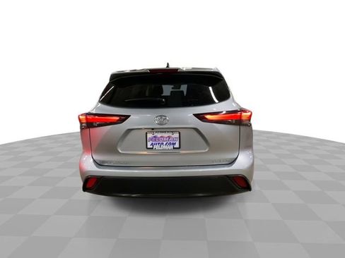 Used 2024 Toyota Highlander LE AWD/4WD image 9