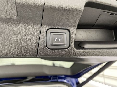 Used 2023 GMC Acadia SLE w/ Driver Convenience Package image 16