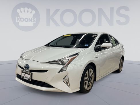 Used 2016 Toyota Prius Three Touring FWD image 1