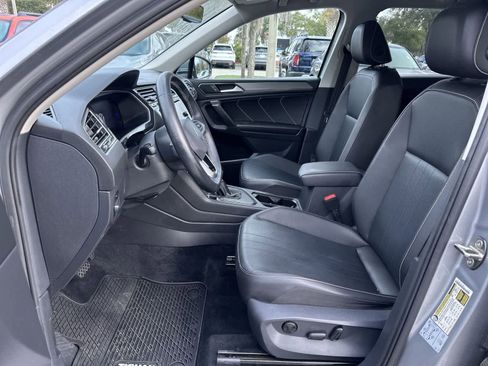 Used 2022 Volkswagen Tiguan SE w/ Panoramic Sunroof Package FWD image 13