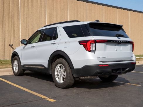 Used 2025 Ford Explorer Active AWD/4WD image 7