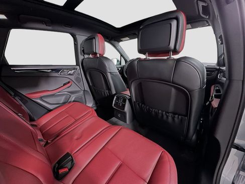 Certified 2026 Porsche Macan AWD/4WD image 30