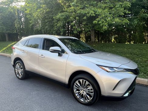 Used 2024 Toyota Venza XLE AWD/4WD image 34