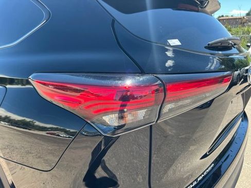 Used 2022 Toyota Highlander Bronze Edition AWD/4WD image 11
