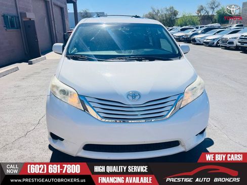 Used 2017 Toyota Sienna LE FWD image 3