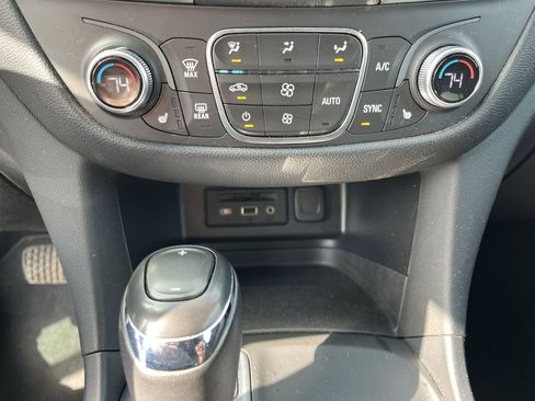 Used 2019 Chevrolet Equinox LT w/ Sun & Navigation Package image 17