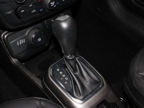 Used 2022 Jeep Renegade Limited AWD/4WD image 32