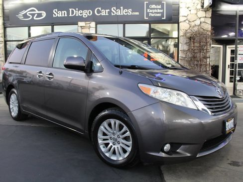 Used 2013 Toyota Sienna XLE FWD image 7