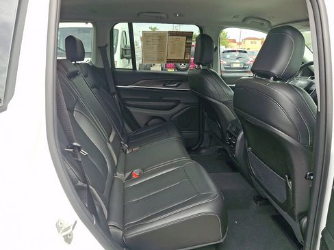 Used 2023 Jeep Grand Cherokee Limited AWD/4WD image 15