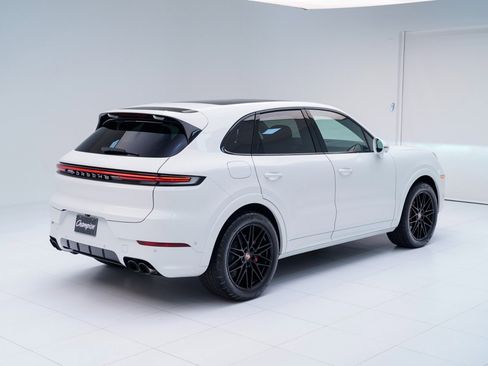Used 2025 Porsche Cayenne S image 9