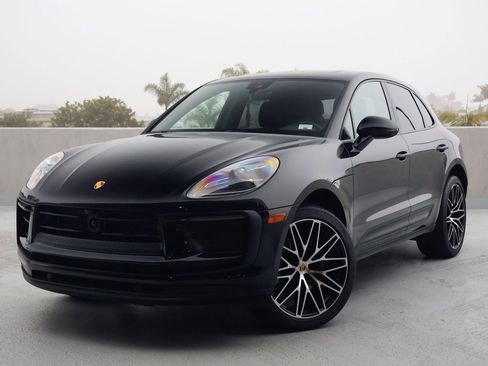 Certified 2025 Porsche Macan image 1