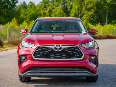 Used 2022 Toyota Highlander LE FWD image 2